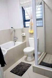 Koupelna v ubytování 7 on Laibach - Buhrein Estate, Kraaifontein + 2 fotografie