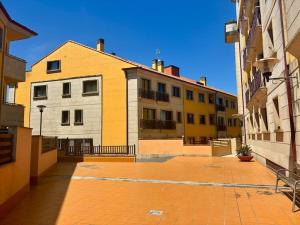 an empty courtyard in a city with buildings at Descanso Sol y Mar O Grove in O Grove