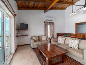 Et tv og/eller underholdning på Residences at Barrier Reef 1-1C Oceanfront 2 BR by Stay Floreo