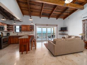 Køkken eller tekøkken på Residences at Barrier Reef 1-1C Oceanfront 2 BR by Stay Floreo