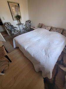 Giường trong phòng chung tại Astrup vig Spa og Sauna