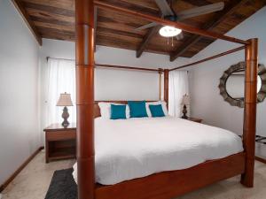 En eller flere senge i et værelse på Residences at Barrier Reef 1-1C Oceanfront 2 BR by Stay Floreo + 38 billeder