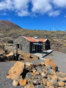 un piccolo edificio in pietra in mezzo a una montagna di La Candia y el Mar a Valverde
