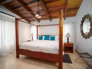 En eller flere senge i et værelse på Residences at Barrier Reef 1-1C Oceanfront 2 BR by Stay Floreo