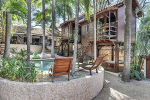 Сад в The Beach Bungalows Tamarindo- Adults Only