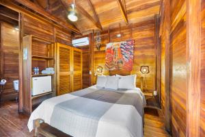 Кровать или кровати в номере The Beach Bungalows Tamarindo- Adults Only