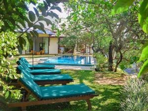 Bazén v ubytování Aqua Dunhinda Villa nebo v jeho okolí