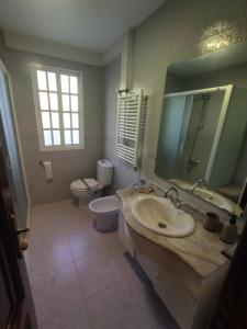 Et badeværelse på Alojamiento caral + 9 billeder