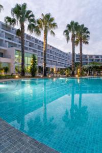 Bazén v ubytování Vista Marina Apartamentos Turisticos nebo v jeho okolí
