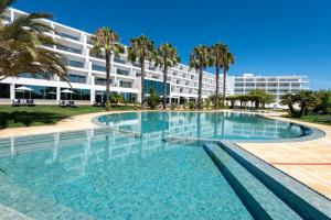 Bazén v ubytování Vista Marina Apartamentos Turisticos nebo v jeho okolí