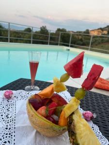 eine Schale Obst auf einem Tisch neben einem Pool in der Unterkunft Villa delle Meraviglie in Boville Ernica