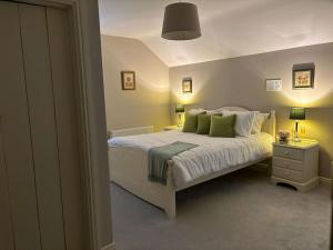 una camera da letto con un letto grande con cuscini verdi di Ladyrath Lodge a Navan