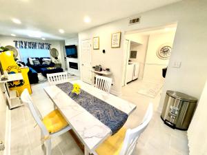 Khu vực ghế ngồi tại Elegant Serene- Townhome, 10 Mi to Downtown, near Airport