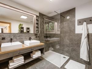 Koupelna v ubytování Alpenapartments + 37 fotografií