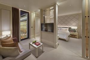 Een bed of bedden in een kamer bij Mandarin Oriental, Doha