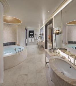 Een badkamer bij Mandarin Oriental, Doha