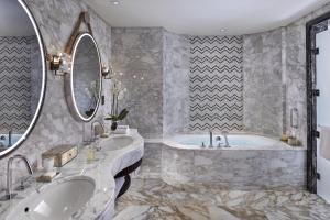 Een badkamer bij Mandarin Oriental, Doha
