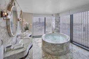 Een badkamer bij Mandarin Oriental, Doha