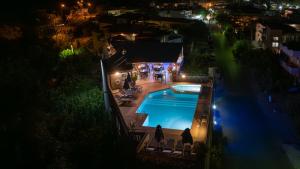 Bazén v ubytování Labyrinth Hotel nebo v jeho okolí