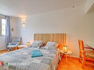 Postel nebo postele na pokoji v ubytování Appartement Spacieux en Front de Mer - Baie Orientale - FR-1-734-5