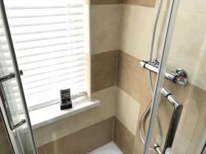 曼彻斯特King TV-Bed En-suite MediaCity, MUFC, Salford的带淋浴和窗户的浴室