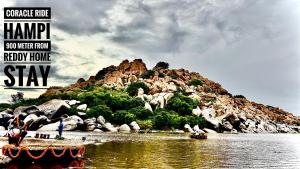 un'isola in mezzo a uno specchio d'acqua di Reddy home stay a Hampi Altre 34 foto