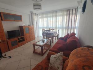 een woonkamer met een bank en een tafel bij El balcón de Nerja in Nerja