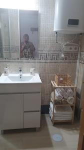een persoon die een foto neemt van een badkamer met een wastafel bij El balcón de Nerja in Nerja +8 foto's