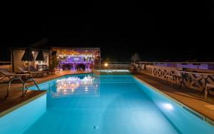 Bazén v ubytování Labyrinth Hotel nebo v jeho okolí