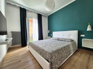 a bedroom with a bed and a green wall at La Casa di Athina in Celano +10 photos