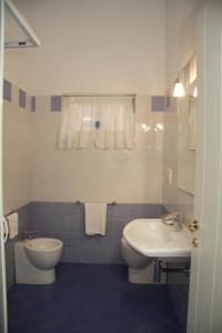 A bathroom at Residence I Due Pini