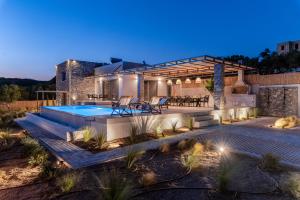 イエラペトラにあるBelvedere Villaの夜のプールのある家