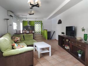 Μια τηλεόραση ή/και κέντρο ψυχαγωγίας στο Apartamento San Miguel con solarium y barbacoa