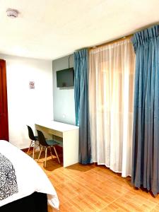 TV a/nebo společenská místnost v ubytování ACCEL Hotel La Quinta