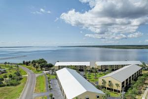 ノースポートにあるVilla Lukeの水辺のリゾートの空中ビュー