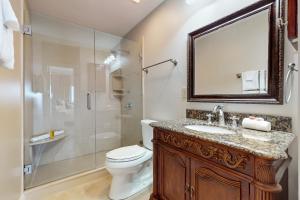 Un baño con inodoro, lavabo y ducha. en Dolphin Point 702A, en Destin 19 fotos más