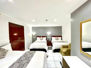 Postel nebo postele na pokoji v ubytování ACCEL Hotel La Quinta