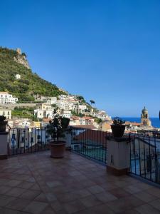una vista de una ciudad desde un balcón en #goldenhour, en Amalfi 37 fotos más