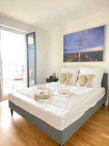 ein Schlafzimmer mit einem großen weißen Bett mit einem großen Fenster in der Unterkunft 5 Sterne Apartment, Nähe Flughafen Berlin, WLAN in Schönefeld