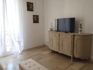 a living room with a television on a wooden cabinet at Casa Morgana in Chiavari