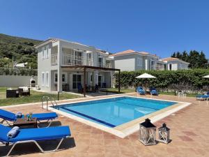 willa z basenem przed domem w obiekcie Villa Sakos Skala Kefalonia w mieście Skála Kefalonias