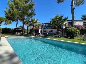 Bazén v ubytování L'ESCALE COTE BLEUE B&B AND Spa nebo v jeho okolí