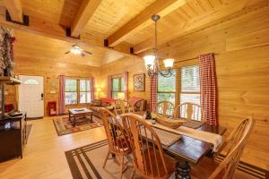 Fotografie z fotogalerie ubytování Private Cabin on 2 Acres Hot Tub, 10 Mi to Boone! v destinaci Stony Fork