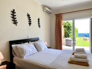 Postel nebo postele na pokoji v ubytování Villa Sakos Skala Kefalonia
