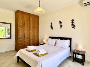 Postel nebo postele na pokoji v ubytování Villa Sakos Skala Kefalonia