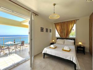 Postel nebo postele na pokoji v ubytování Villa Sakos Skala Kefalonia