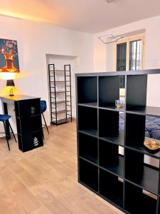 Η βιβλιοθήκη του διαμερίσματος