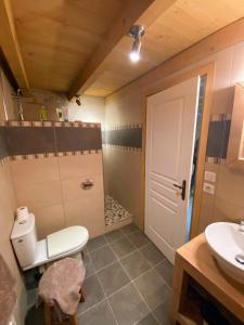 un bagno con un water e un lavandino di Bienvenue dans notre chalet à Saint-Gervais-les-Bains a Saint-Gervais-les-Bains Altre 15 foto