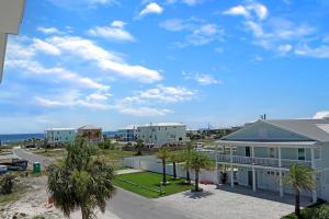 vistas a un edificio y a las palmeras en Biggies Beach House by Pristine Properties Vacation Rentals, en Mexico Beach