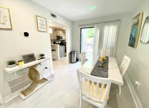 Nhà bếp/bếp nhỏ tại Elegant Serene- Townhome, 10 Mi to Downtown, near Airport